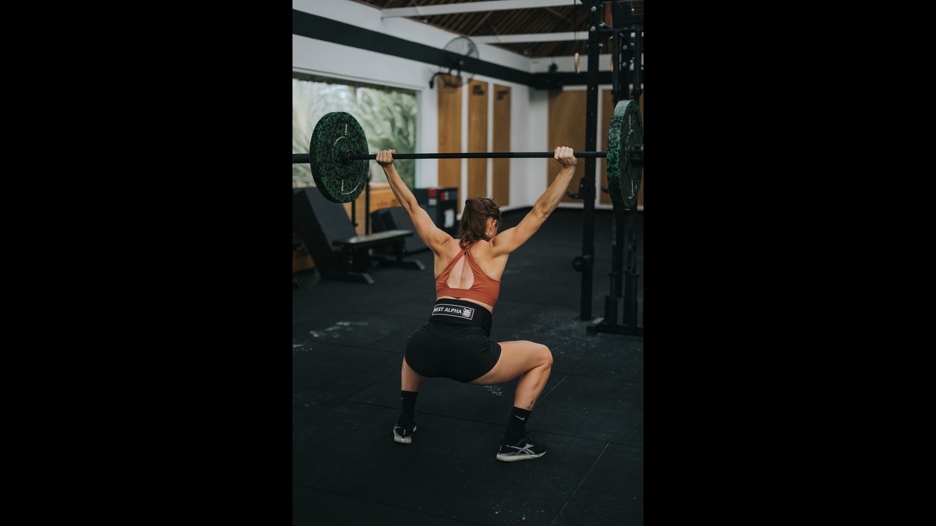 Empowering Strength: The Benefits of Lifting Belts for Women and the Advantages of Weightlifting Belts with Chains